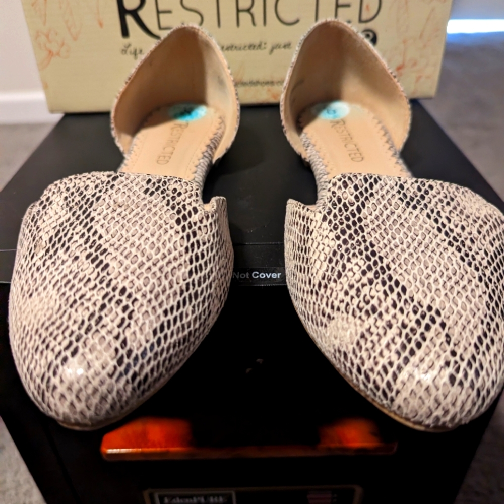 Women Size 8 Snakeskin Design Flats